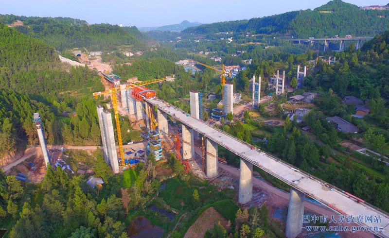 汉巴南铁路尹家大桥加快施工